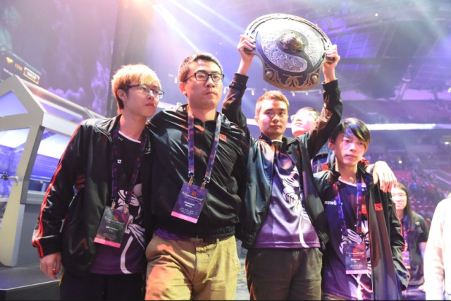 aurora 老板赠送 EmiliaQAQ 两把价值5000美元的刀