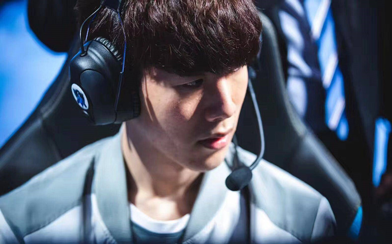 汤圆狼母梦孔大家齐不如玩滑板鞋，加入时代青年联盟TT来击败 Royal Never Give Up